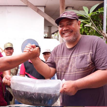 Serah Terima Benih Lele di Dusun Tegehsari Desa Padangsambian Kaja