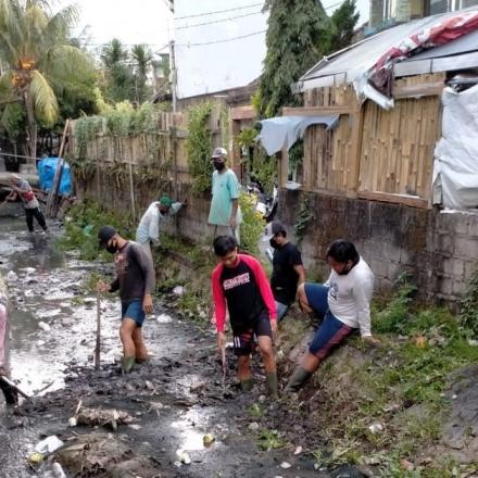 Pemerintah Desa Padangsambian Kaja Laksanakan Kegiatan Perawatan Saluran Air dengan Pola Padat Karya