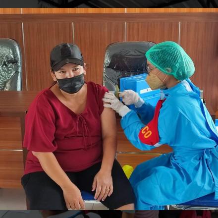 Kegiatan Vaksinasi di Kantor Desa Padangsambian Kaja