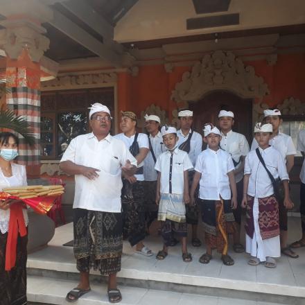 Rayakan Tumpek Krulut, Pemdes Padangsambian Kaja Laksanakan Persembahyangan dan Pemberian Tali Kasih