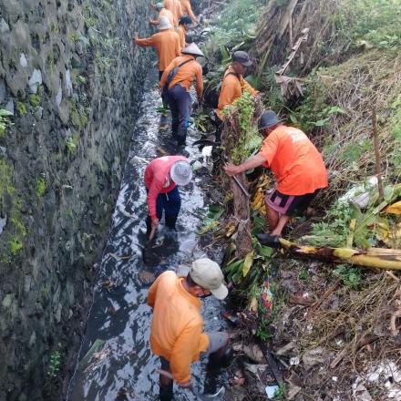 Kegiatan Pembersihan Saluran Air di Dusun Pagutan