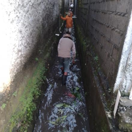Pembersihan Saluran Air di Dusun Tegehsari