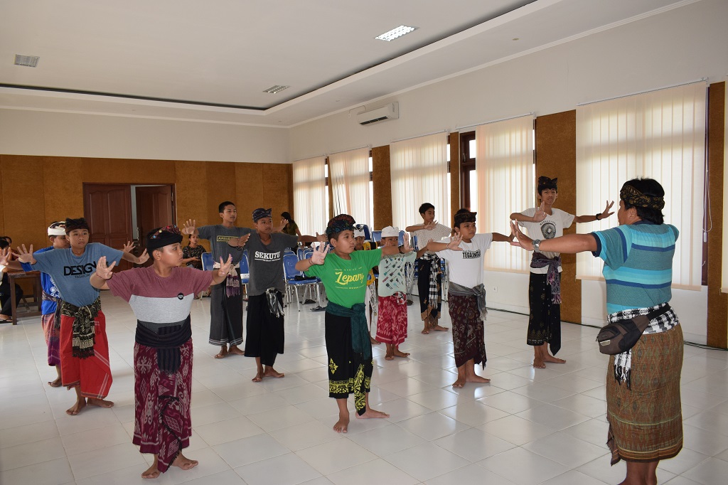 Pembinaan Tari Jauk Manis Desa Padangsambian Kaja