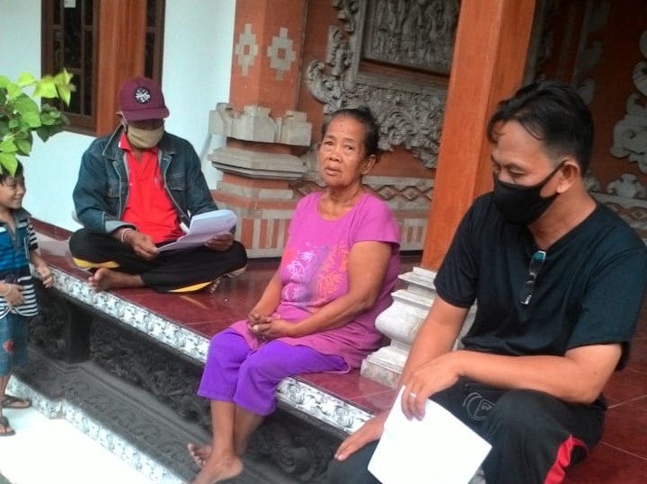 Relawan COVID-19 Desa Padangsambian Kaja Kembali Mendata Calon KPM BLT-Dana Desa