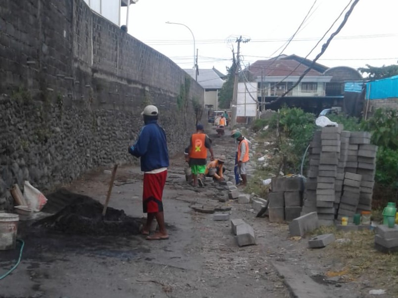 Pemdes Padangsambian Kaja Lanjutkan Pekerjaan Padat Karya di Gang Danau Beratan Umaklungkung