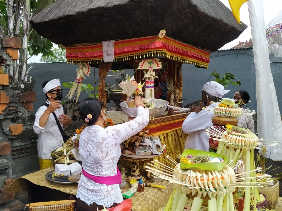 Piodalan dan Melaspas Piyasan Parhyangan Kantor Desa Padangsambian Kaja