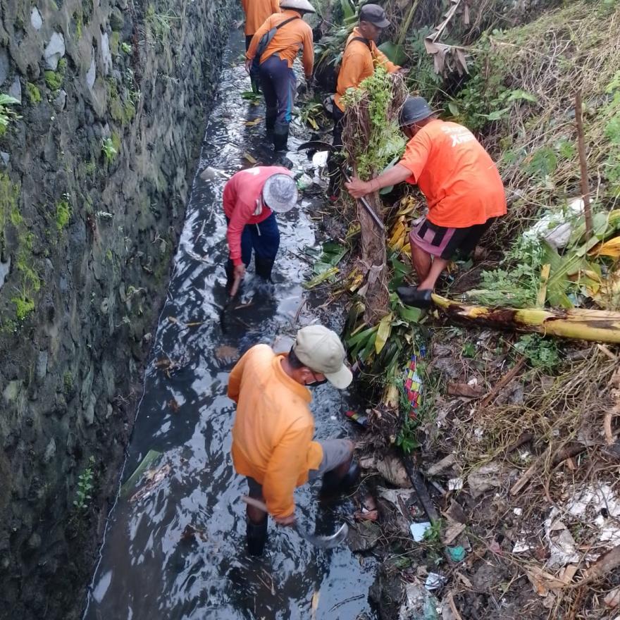 Kegiatan Pembersihan Saluran Air di Dusun Pagutan