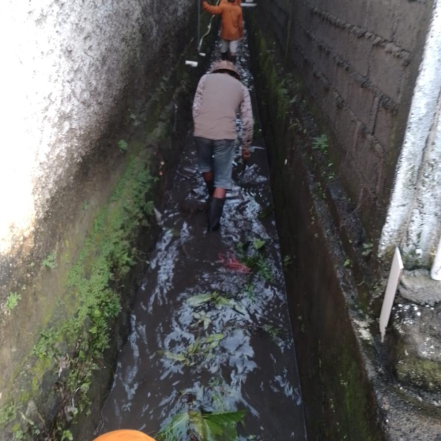 Pembersihan Saluran Air di Dusun Tegehsari